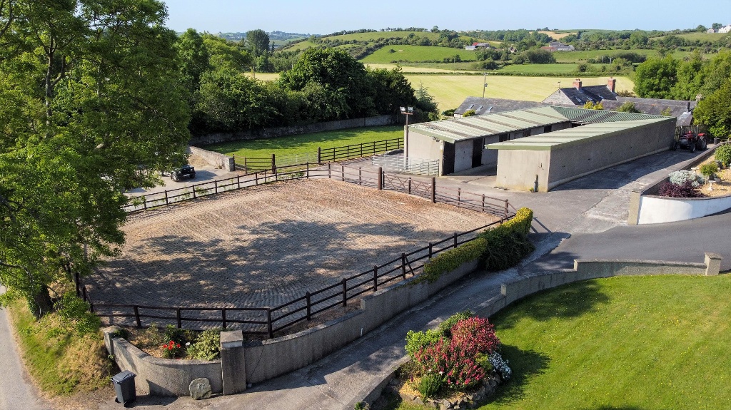 Stunning country property with 10 stables, 9 acres of land and a Sand School!