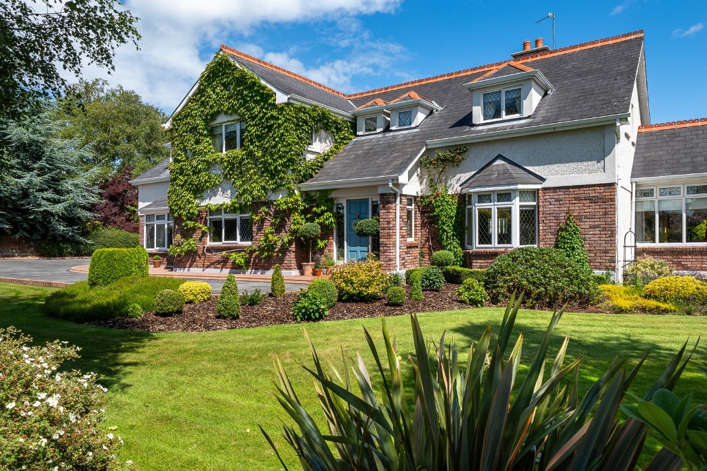 Discover this exceptional 5-bed family home for sale in Castlequarter, Coosan, Athlone. Contact REA Hynes, your local estate agents, to arrange a viewing. Discover this exceptional 5-bed family home for sale in Castlequarter, Coosan, Athlone. Contact REA Hynes, your local estate agents, to arrange a viewing.